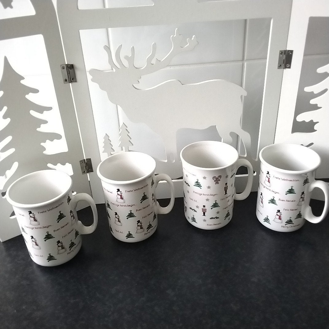 4 ( kerst) mokken diverse talen, Ophalen of Verzenden, Overige stijlen, Kop(pen) en/of Schotel(s)