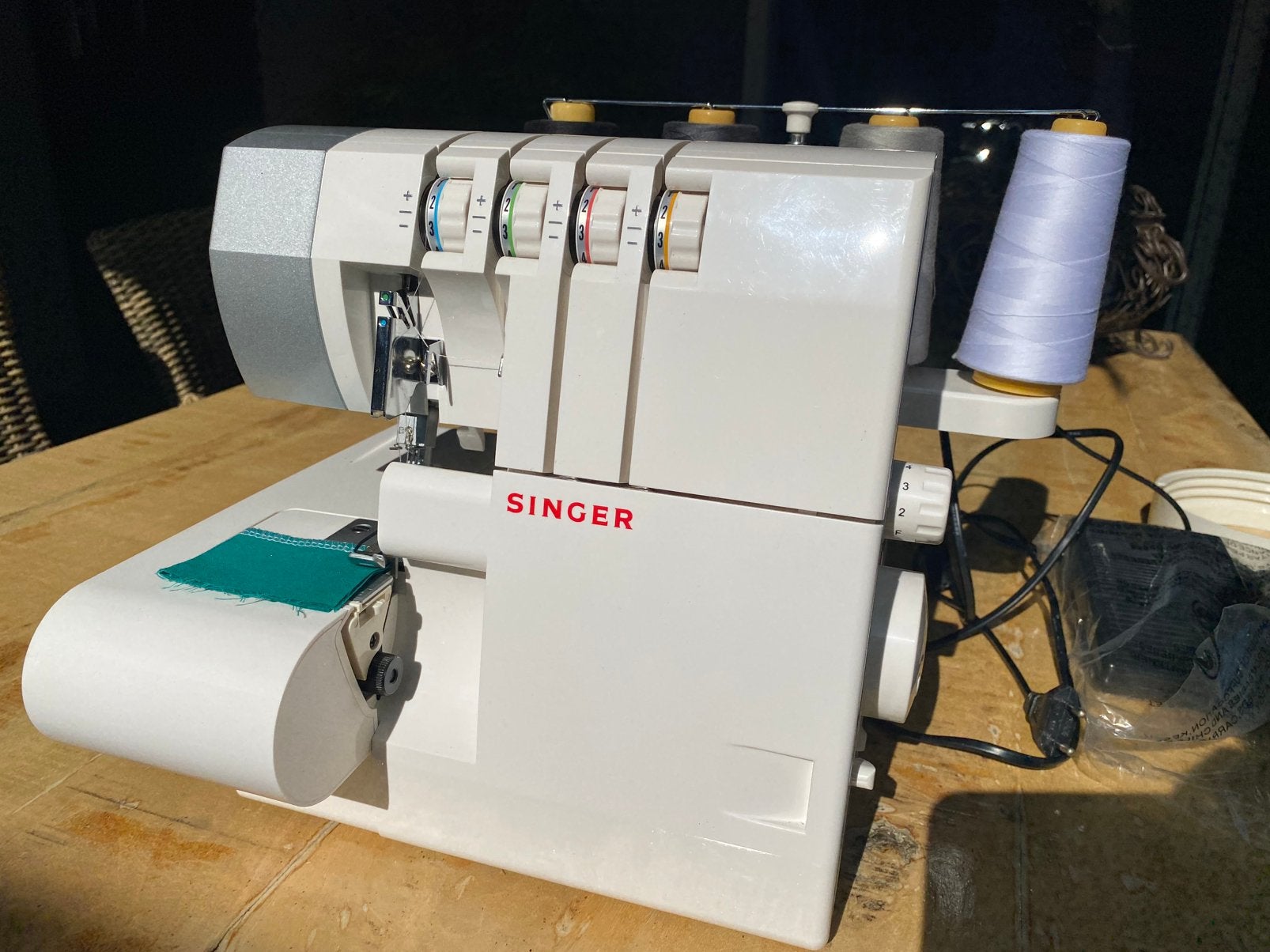 Singer 14SH754 overlockmachine., Hobby en Vrije tijd, Naaimachines en Toebehoren, Ophalen of Verzenden, Zo goed als nieuw, Naaimachine
