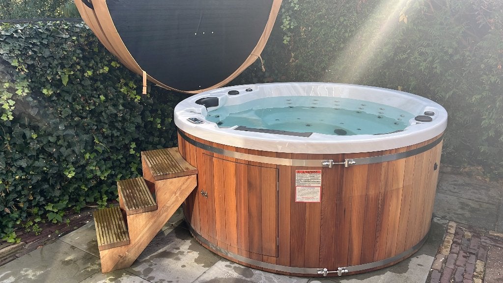 Luxe Red Cedar Jacuzzi van Wellness Outdoor Living, Ophalen, Zo goed als nieuw, Afdekzeil, Vast