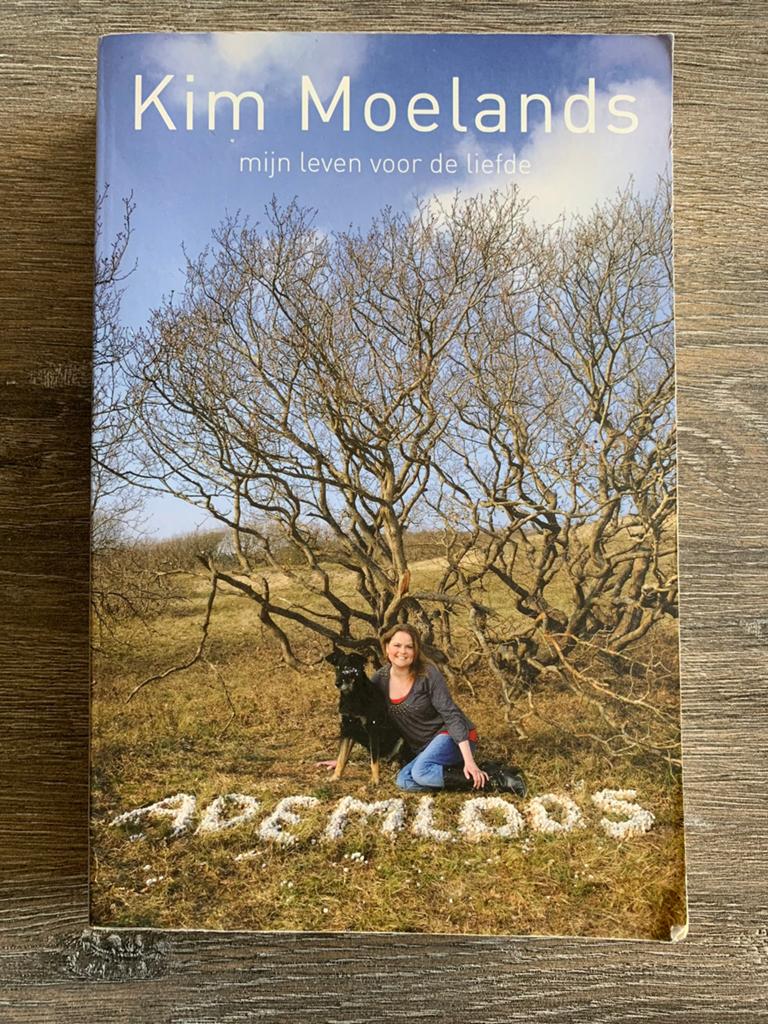 Kim Moelands - Ademloos, Ophalen of Verzenden, Zo goed als nieuw