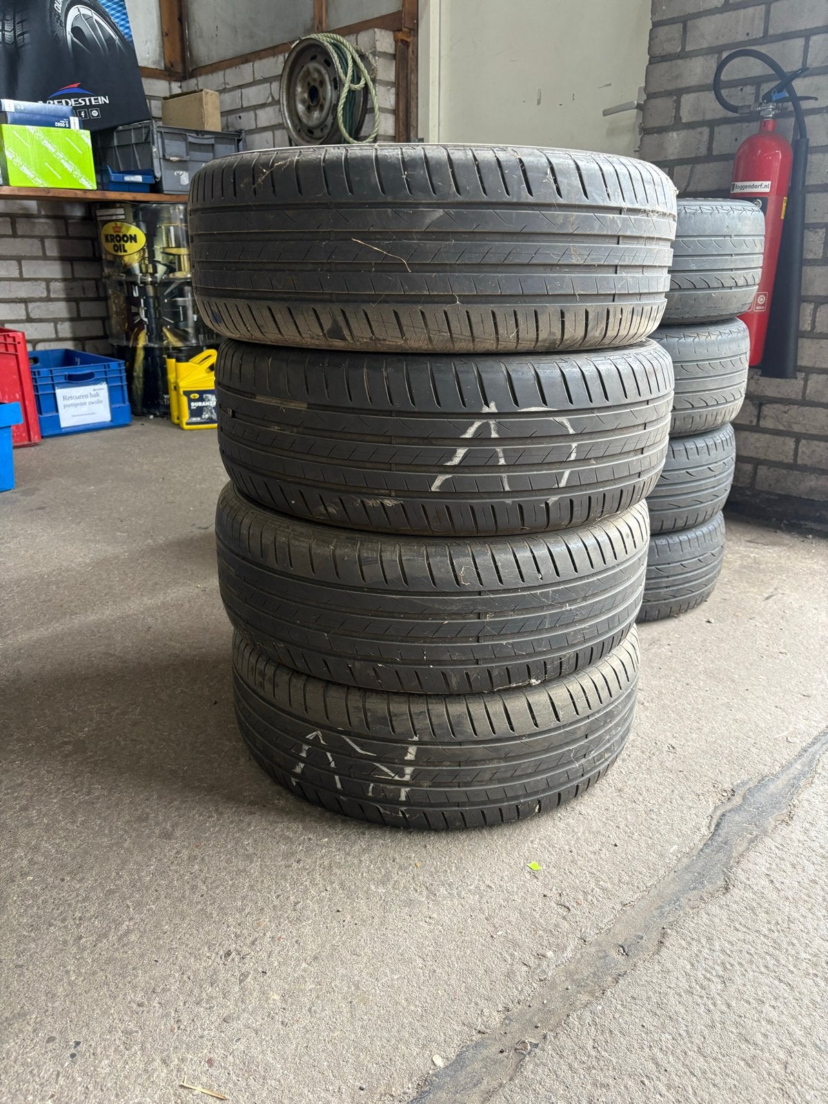 Vredestein banden 205/55R16 - 4mm profiel, Auto-onderdelen, Banden en Velgen, Ophalen, Gebruikt, 16 inch, 205 mm