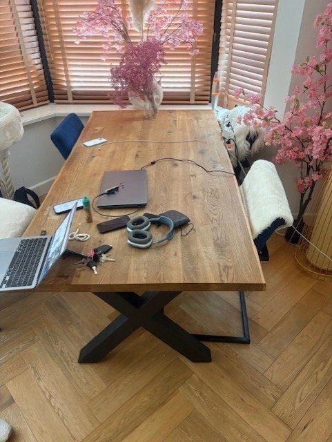 Prachtige robuuste houten eettafel + 4 suède stoelen