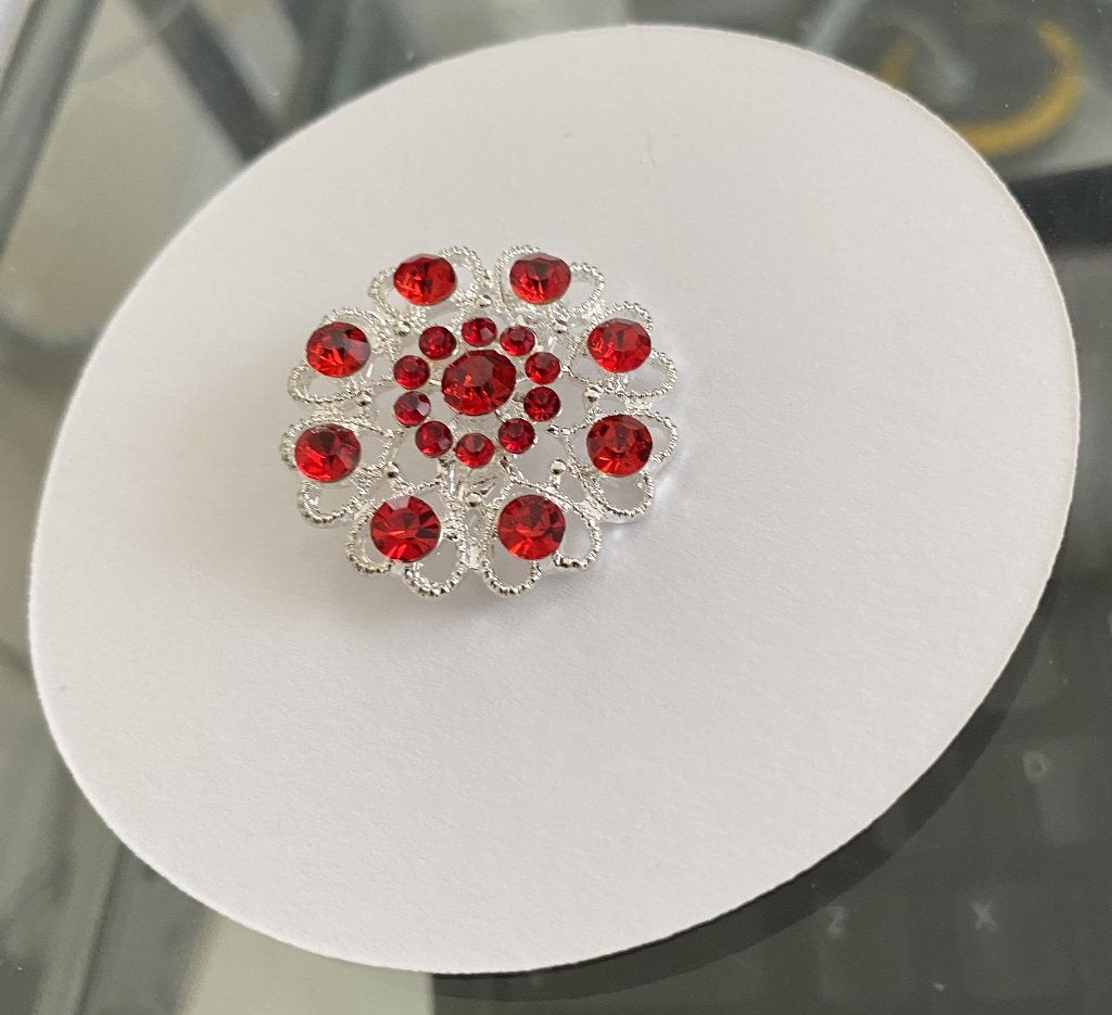 mooie verzilverde filigrain broche met rode kristal hartjes, Met kristal, Overige materialen, 4 tot 7 cm, Nieuw