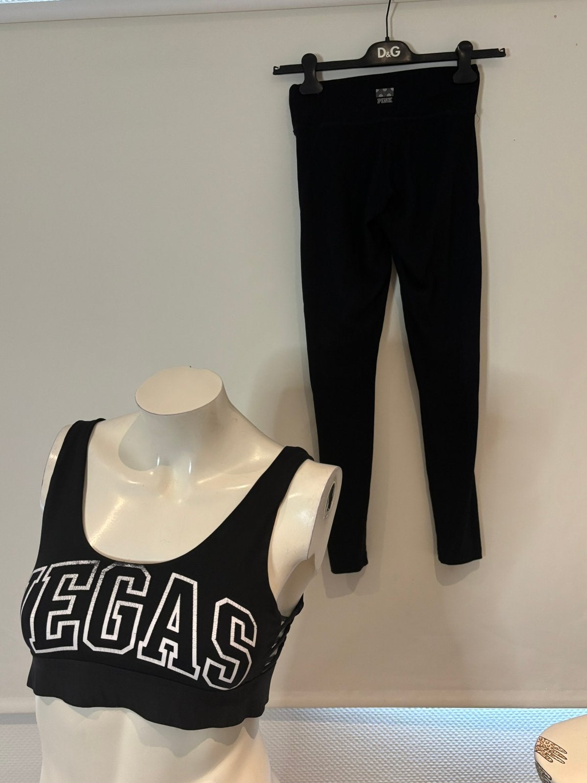 Pink victoria secret broek met een gecombineerd shirt. Xs, Zwart, Ophalen of Verzenden, Maat 36 (S), Fitness of Aerobics