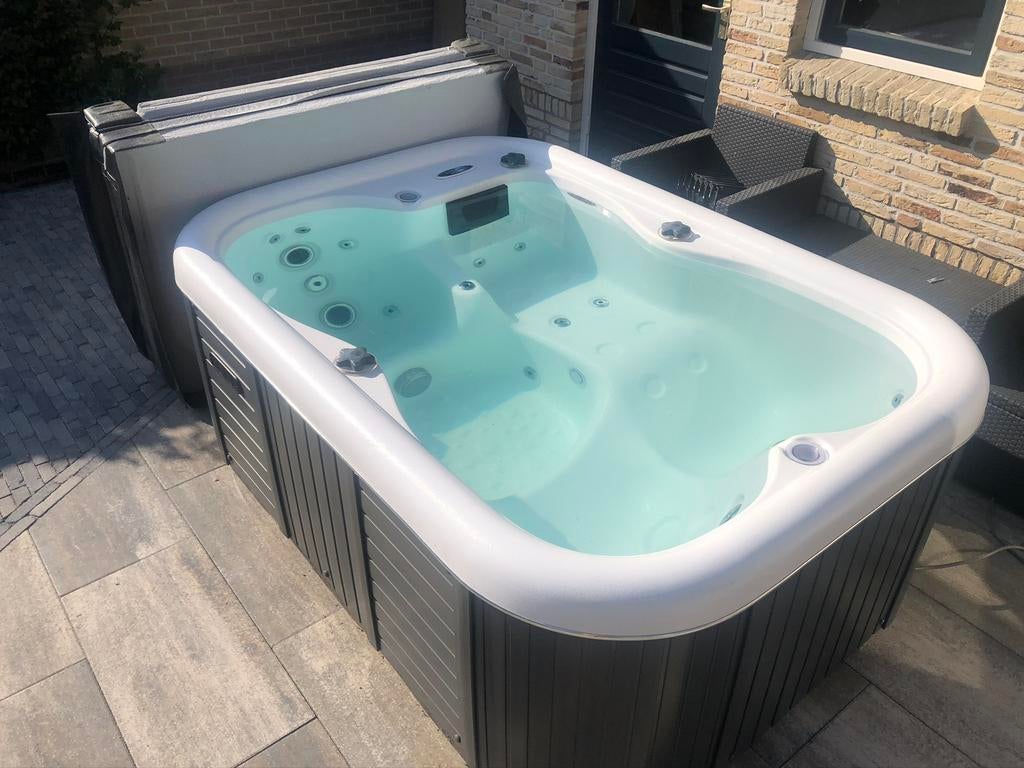 Jacuzzi 3 pers merk balboa €3950,-, Ophalen of Verzenden, Zo goed als nieuw, Trap, Vast