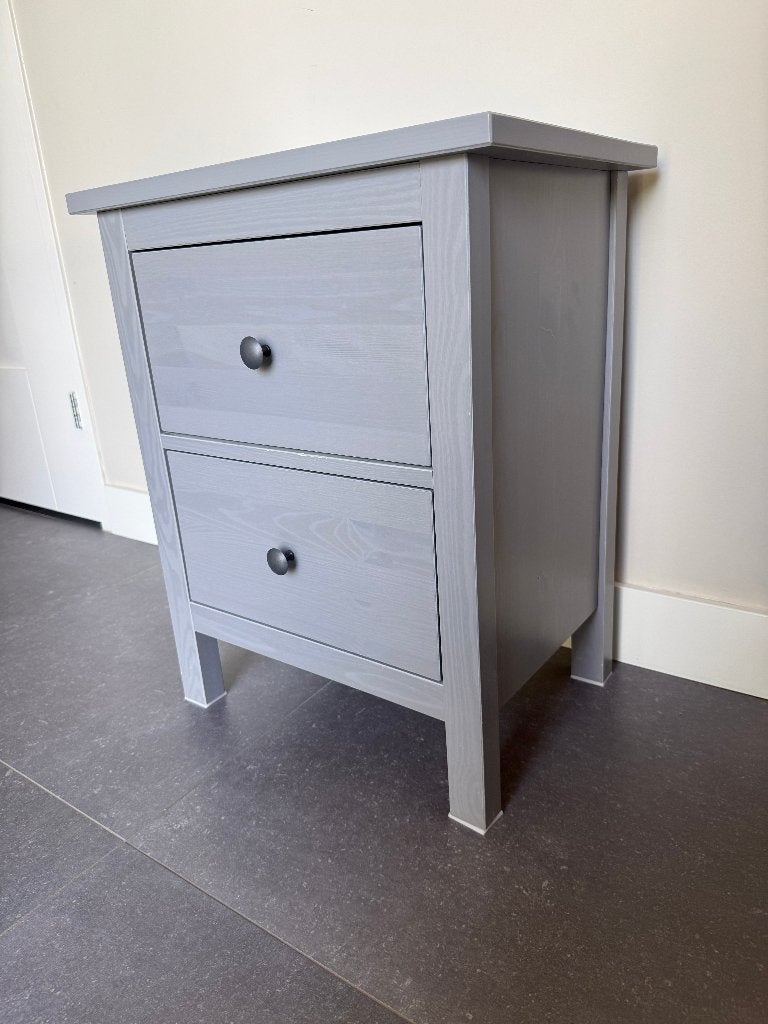 IKEA HEMNES Nachtkastje – Massief - 2 Lades - Grijs gebeitst, Ophalen, 55 tot 70 cm, Zo goed als nieuw, 45 tot 65 cm