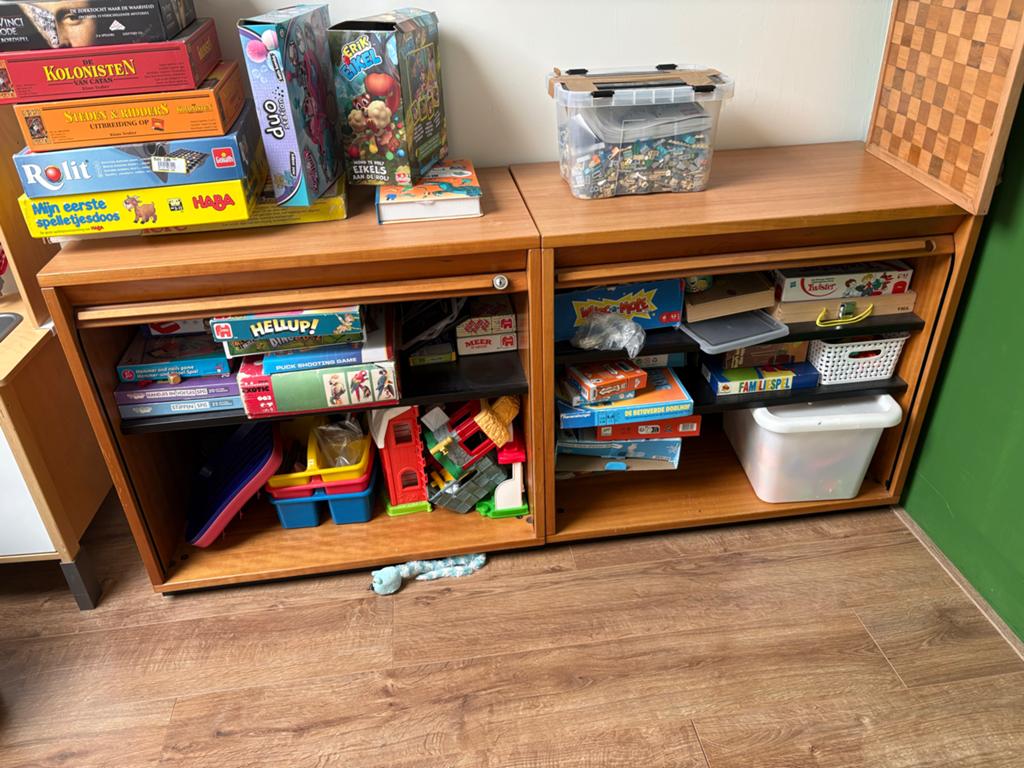 Twee massief houten kastjes met rolluik, Ophalen, Met plank(en), Gebruikt, 50 tot 100 cm