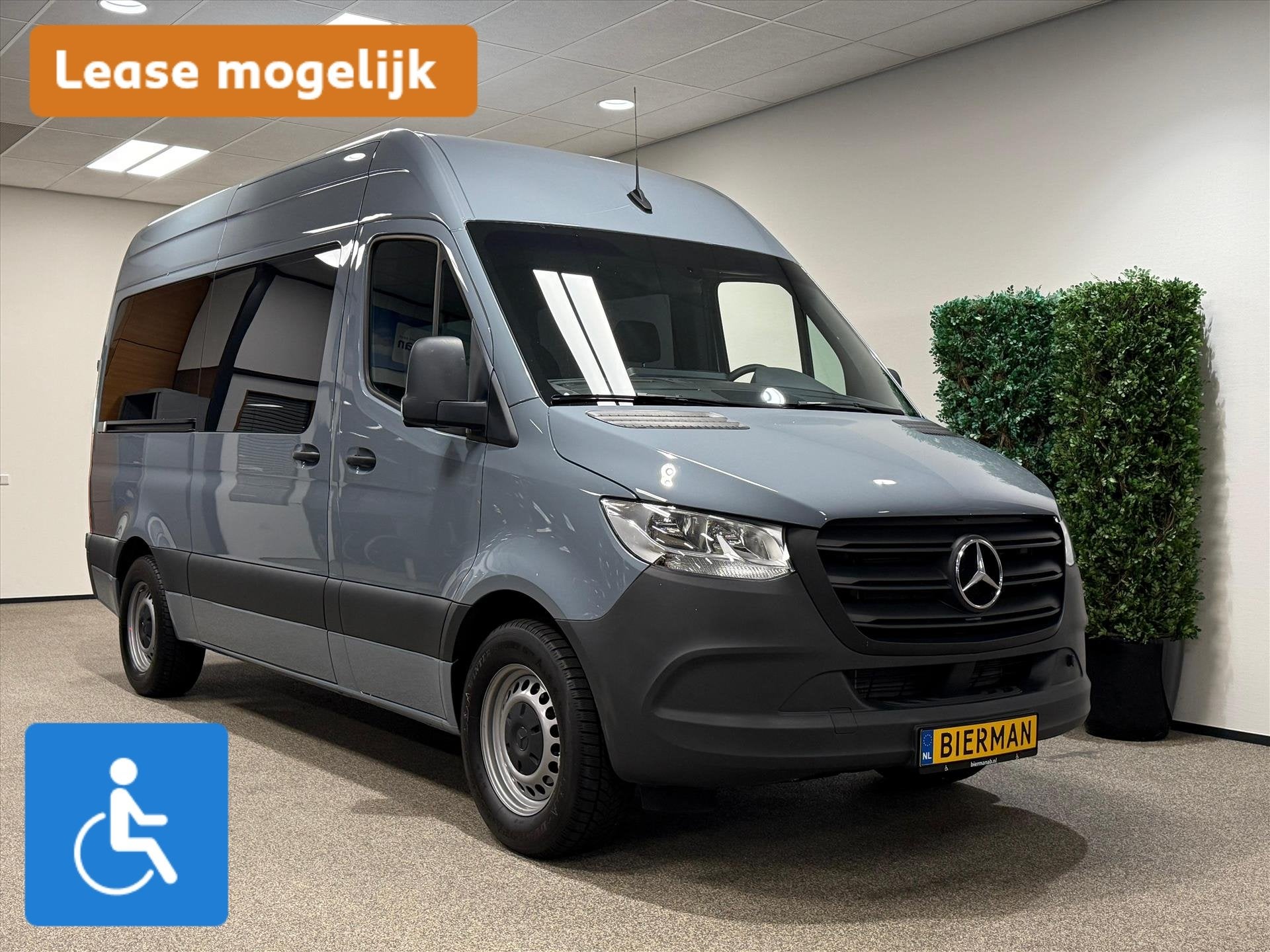 Mercedes Sprinter L2H2 Rolstoelbus Rolstoel voorin, 12 maanden, Stof, Gebruikt, Zwart