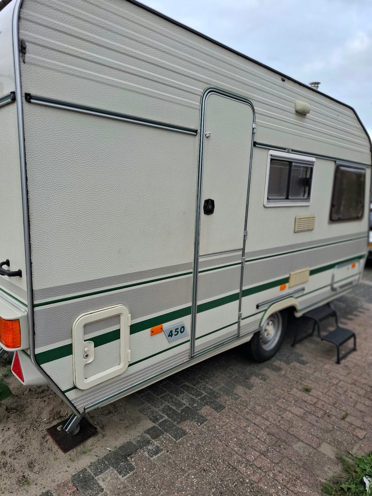 Chateau Chiara 450 - Compacte en complete caravan, Chateau, Rondzit, Omvormbare zithoek, Particulier