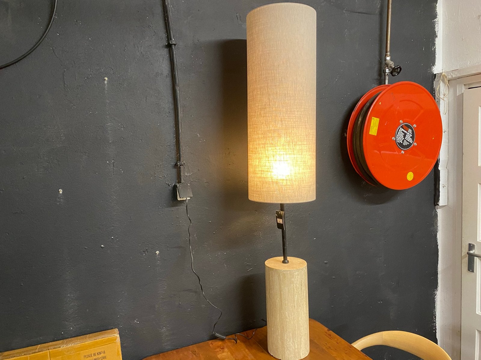 Vloerlamp amara travertin voet linnen kap 145cm nieuw, Ophalen, Nieuw, Steen/keramiek, 100 tot 150 cm