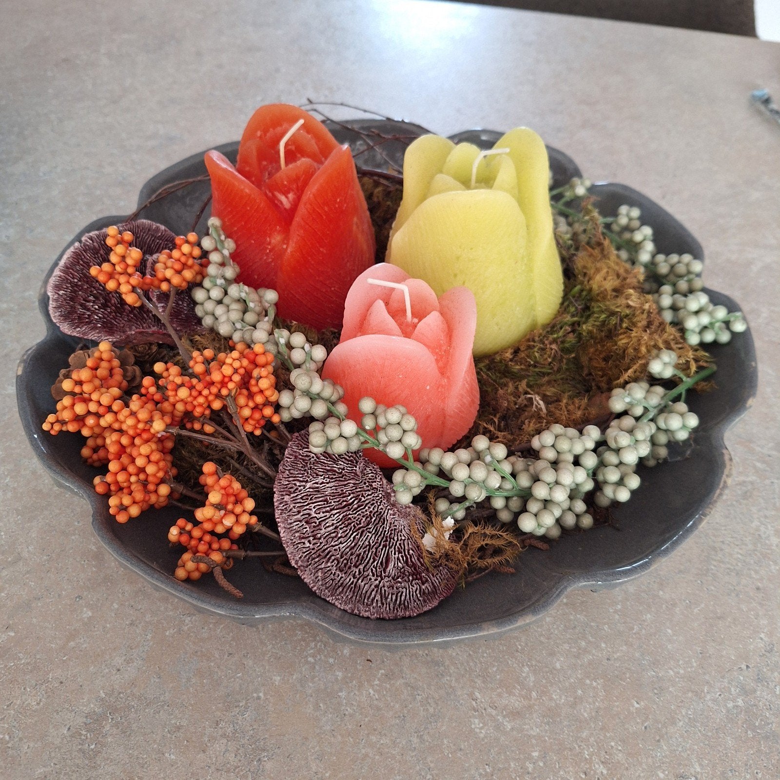 Decoratieve schaal met rooskaarsen en bessen, Ophalen, Meerkleurig, Zo goed als nieuw, Kaars