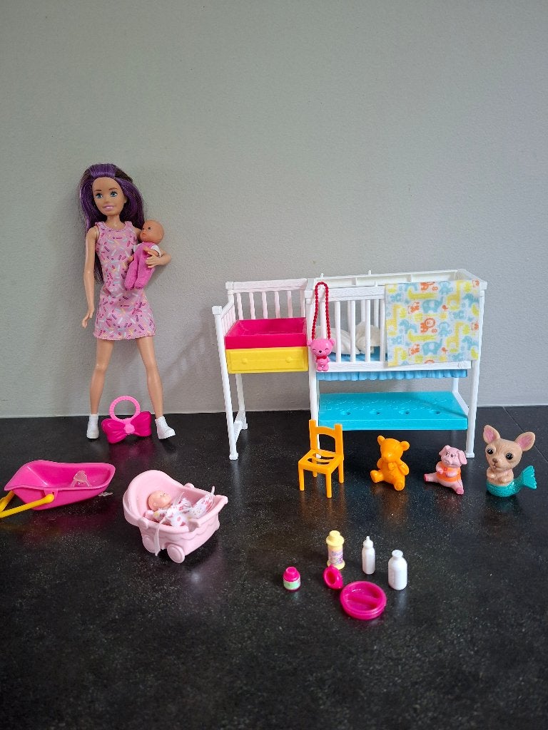 barbie Skipper met baby en spijlenbedje enz., Ophalen of Verzenden, Gebruikt, Barbie