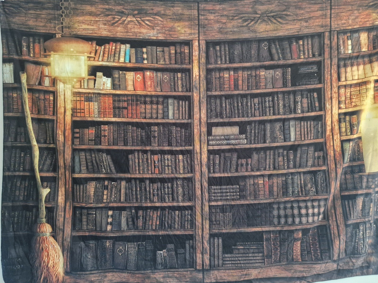 Wandtapijt Boekenkast met Bezem en Lamp - Vintage Stijl, Vintage, Meerkleurig, Ophalen of Verzenden, Zo goed als nieuw