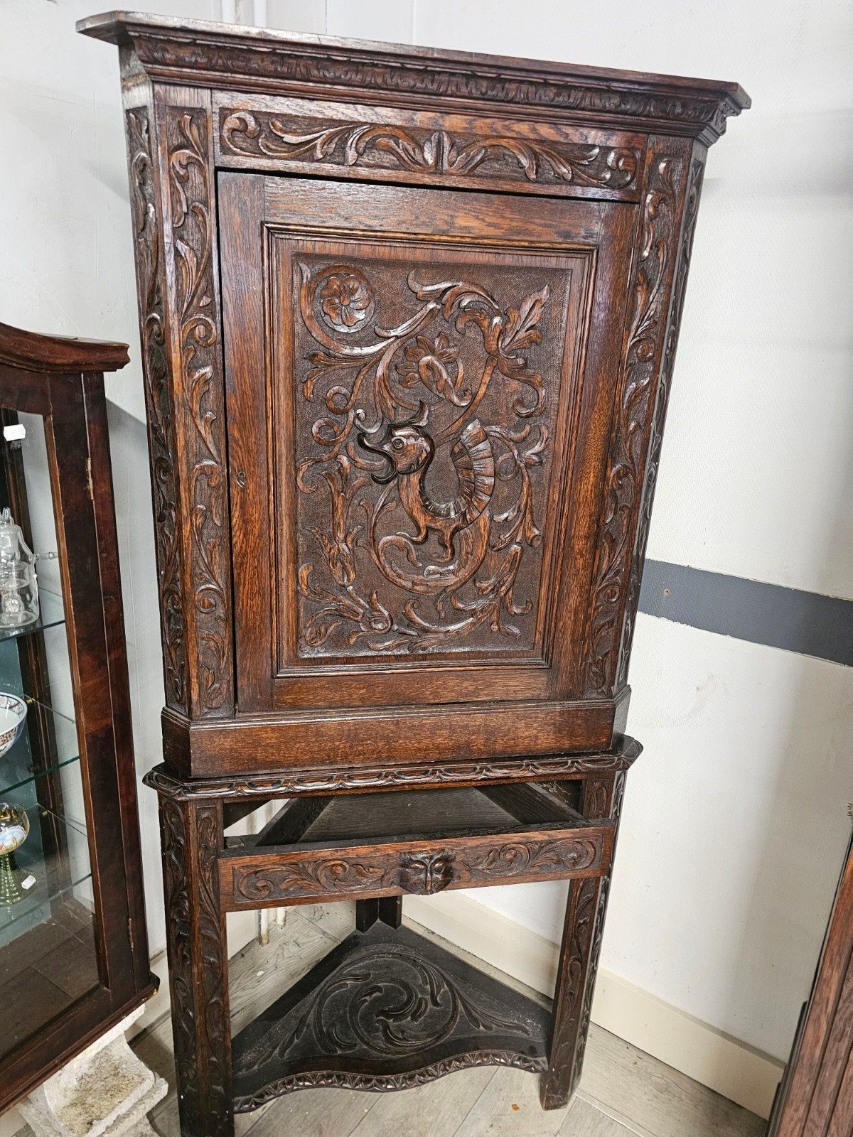 Antieke hoekkast met houtsnijwerk - 184x86x50 cm, Ophalen of Verzenden
