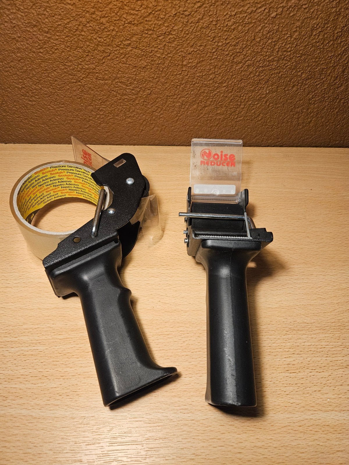 2x Tape Dispensers

Twee tape dispensers in goede staat. Ide, Ophalen of Verzenden