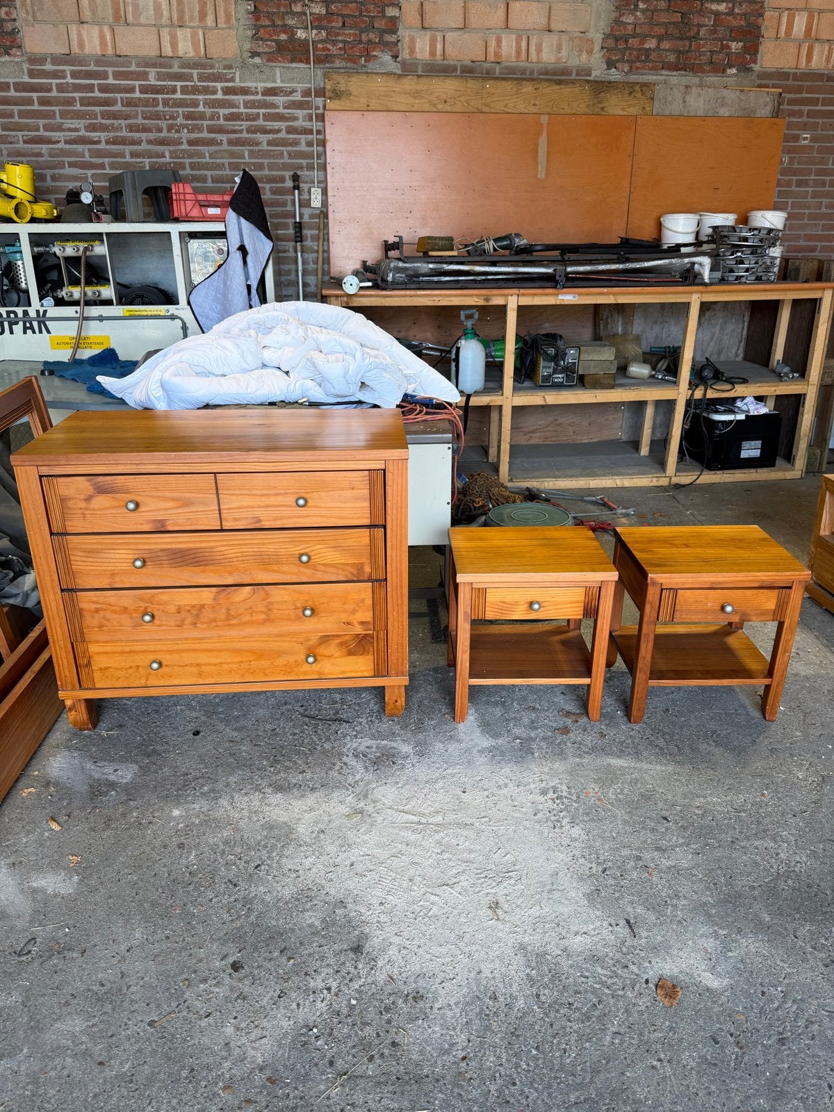 Houten ladekast met twee nachtkastjes gratis, Huis en Inrichting, Slaapkamer | Nachtkastjes, Gebruikt, Ophalen of Verzenden, 65 cm of meer