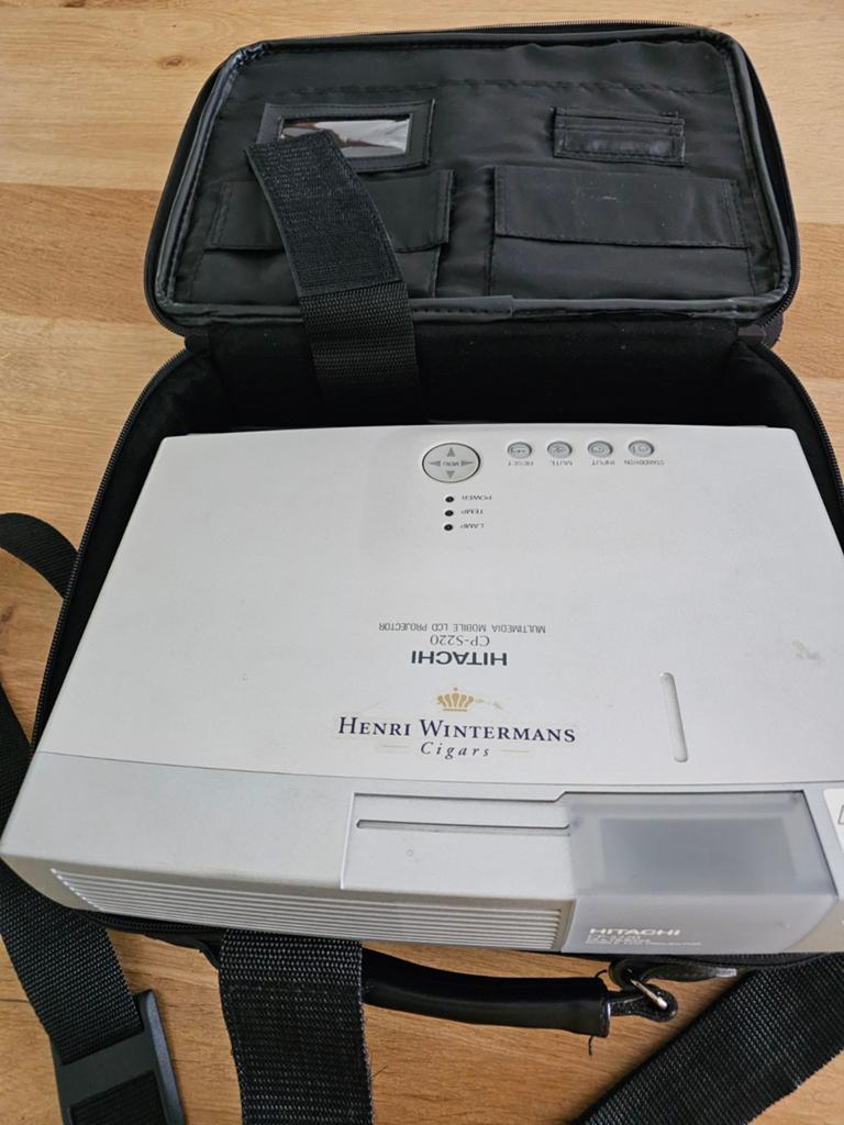 Hitachi CP-S220 LCD Projector met tas en afstandsbediening, Gebruikt, Ophalen of Verzenden, LCD, Overige resoluties