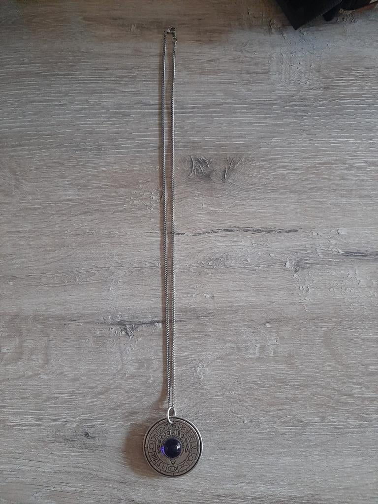 Zilverkleurige ketting met Carpe Diem hanger en steen, Ophalen of Verzenden, Nieuw, Zilver, Overige materialen