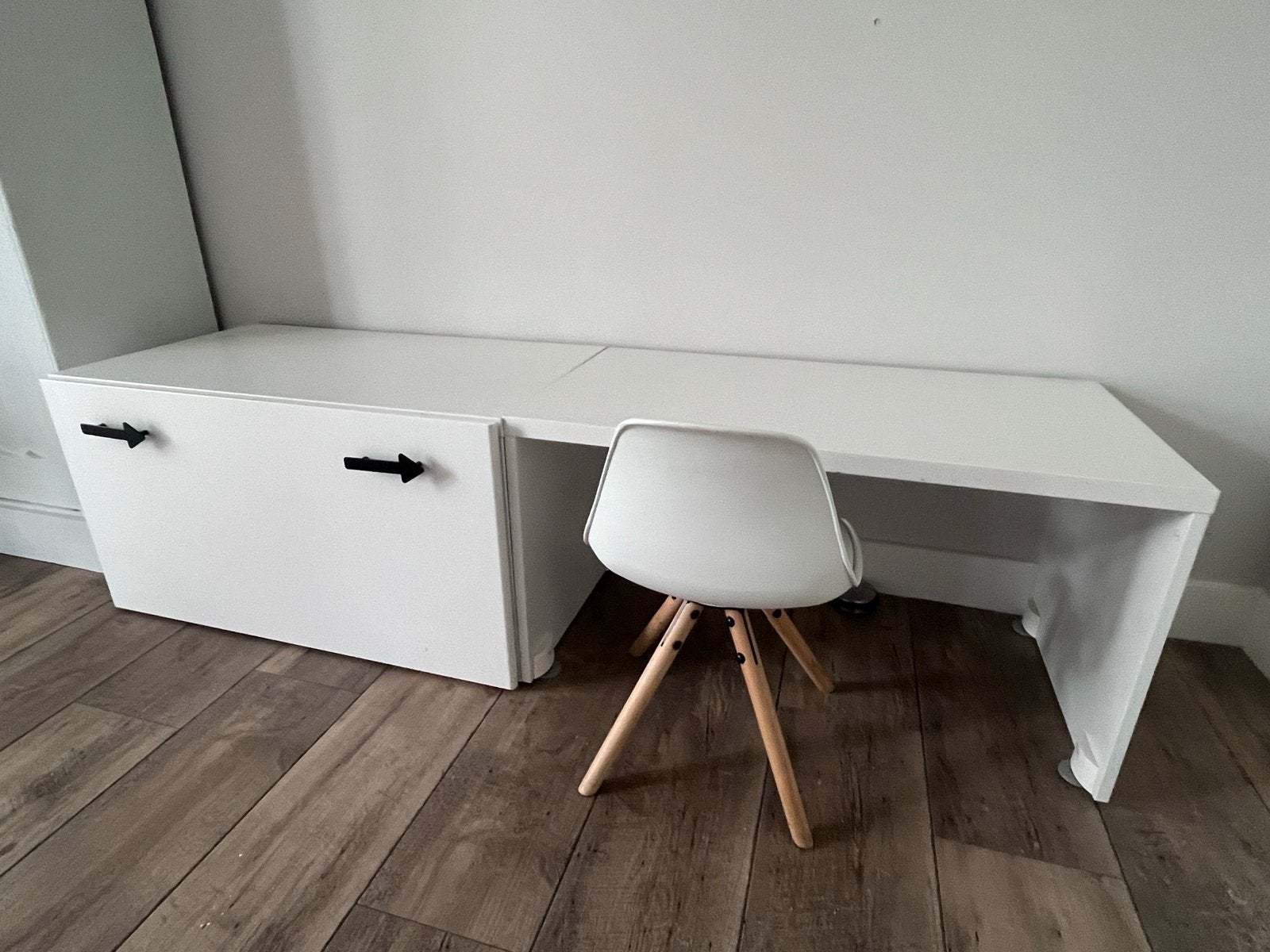 SMÅSTAD Speelgoedkist met bank en bureau, wit, Kinderen en Baby's, Ophalen, Gebruikt, Tafel(s) en Stoel(en)