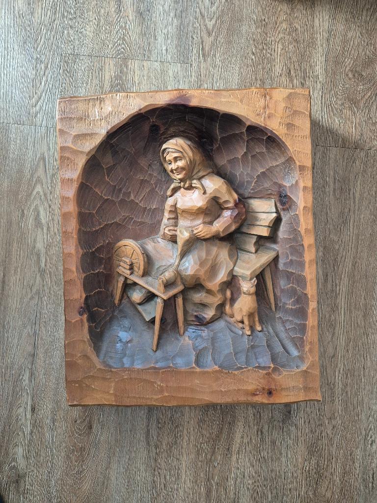 Groot houten wandreliëf – vrouw met spinnewiel en kat,, Ophalen, Houtsnijwerk, 20 - 50 cm, Hout