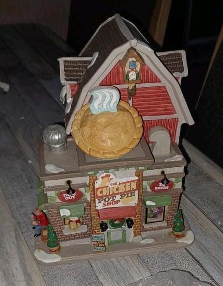 The Chicken Pot Pie Shop kersthuisje, Diversen, Verzenden, Zo goed als nieuw