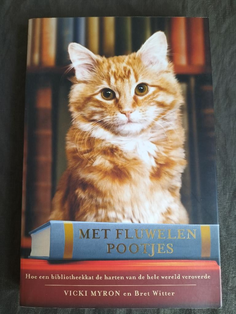 Vicky Myron - Met fluwelen pootjes / over een bibliotheekkat, Ophalen of Verzenden, Zo goed als nieuw, Vicky Myron en Bret Witter