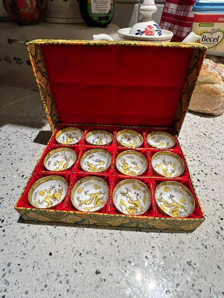 Set van 12 handbeschilderde Chinese porseleinen theekopjes, Ophalen of Verzenden, Div, Div, Div