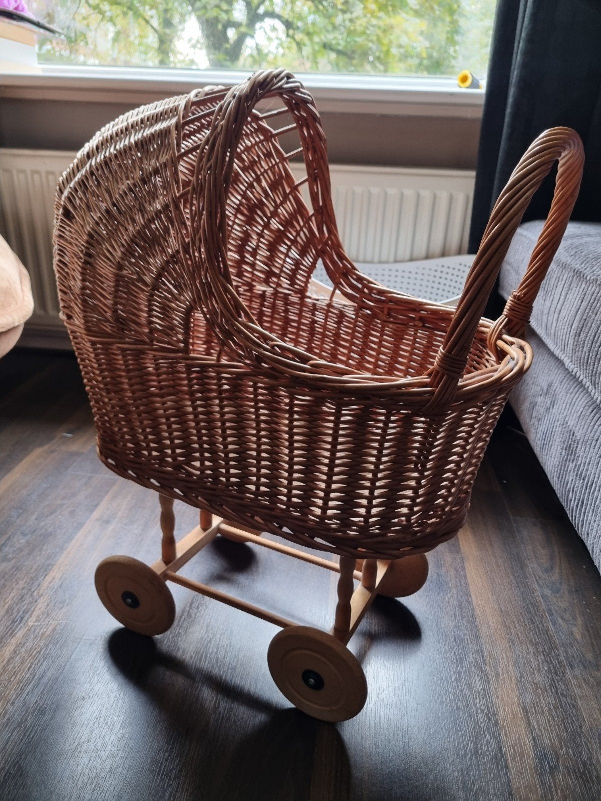 Rotan poppenwagen met schapen bekleding, Ophalen of Verzenden, Zo goed als nieuw, Overige typen