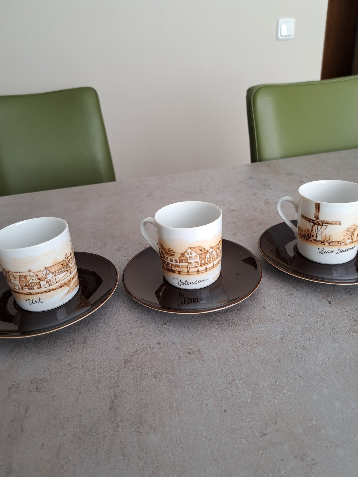 Set van 3 Nederlandse Klederdracht kop en schotels, Ophalen