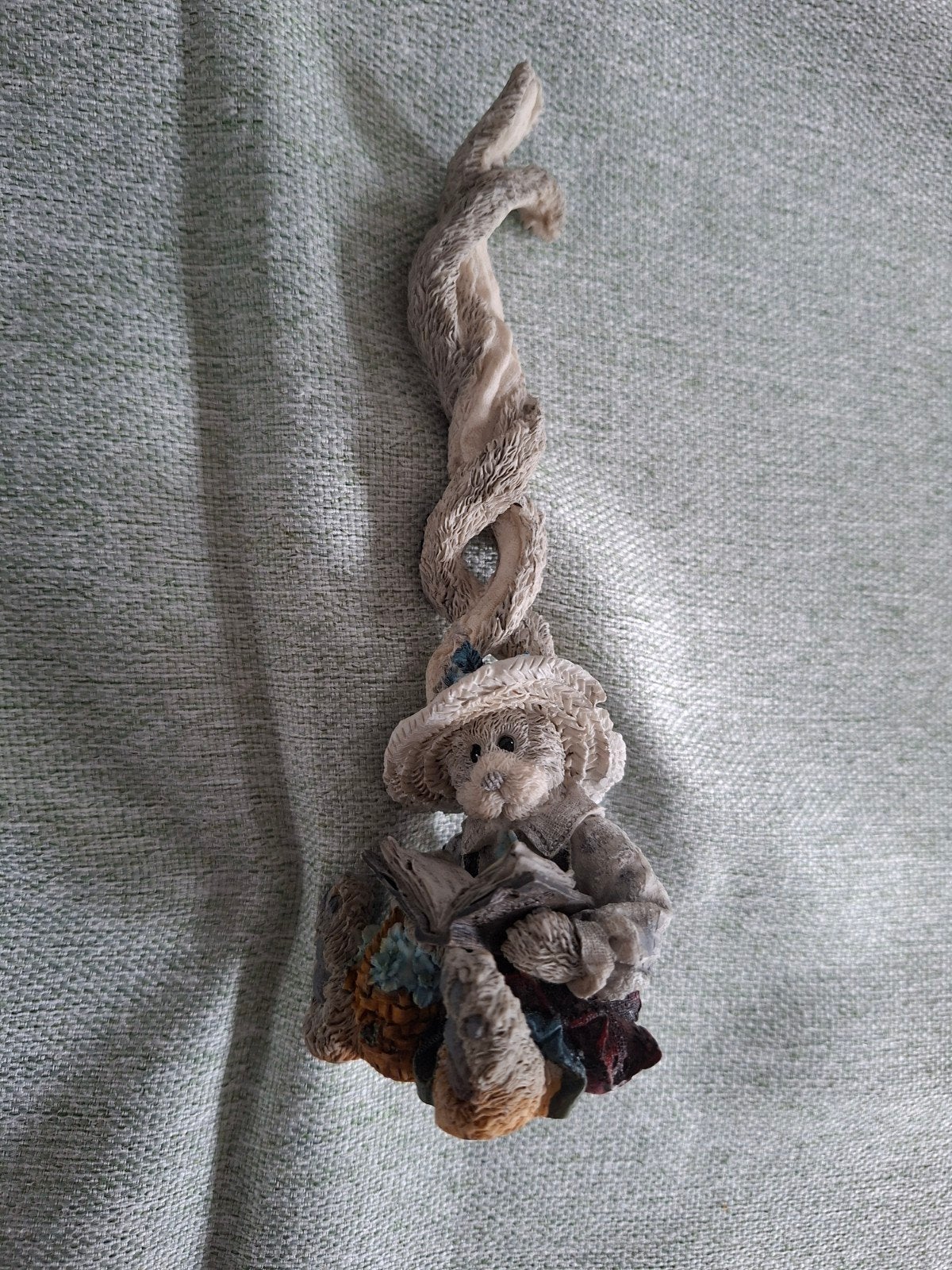 Boyds bears & friends. Beeldje beer met hoed en mandje, Ophalen of Verzenden, Gebruikt