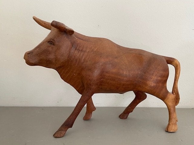 Vintage houten stierenbeeld. Beeld stier / rund hout., Ophalen, Houtsnijwerk, Minder dan 20 cm, Handgemaakt