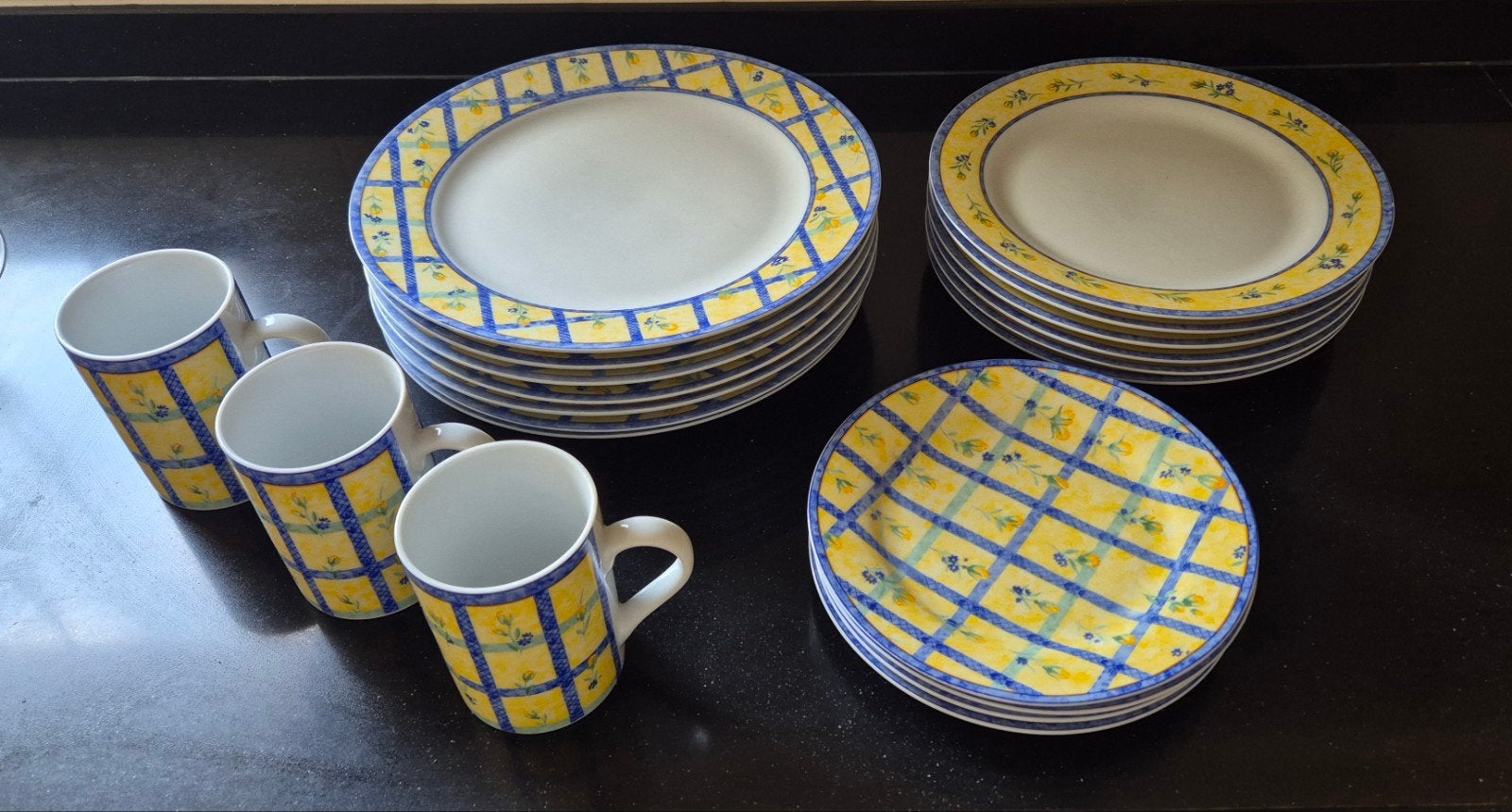 Servies HOME Porselein: Borden en Mokken - Geel/Blauw, Huis en Inrichting, Ophalen of Verzenden, Porselein, Overige stijlen, Bord(en)