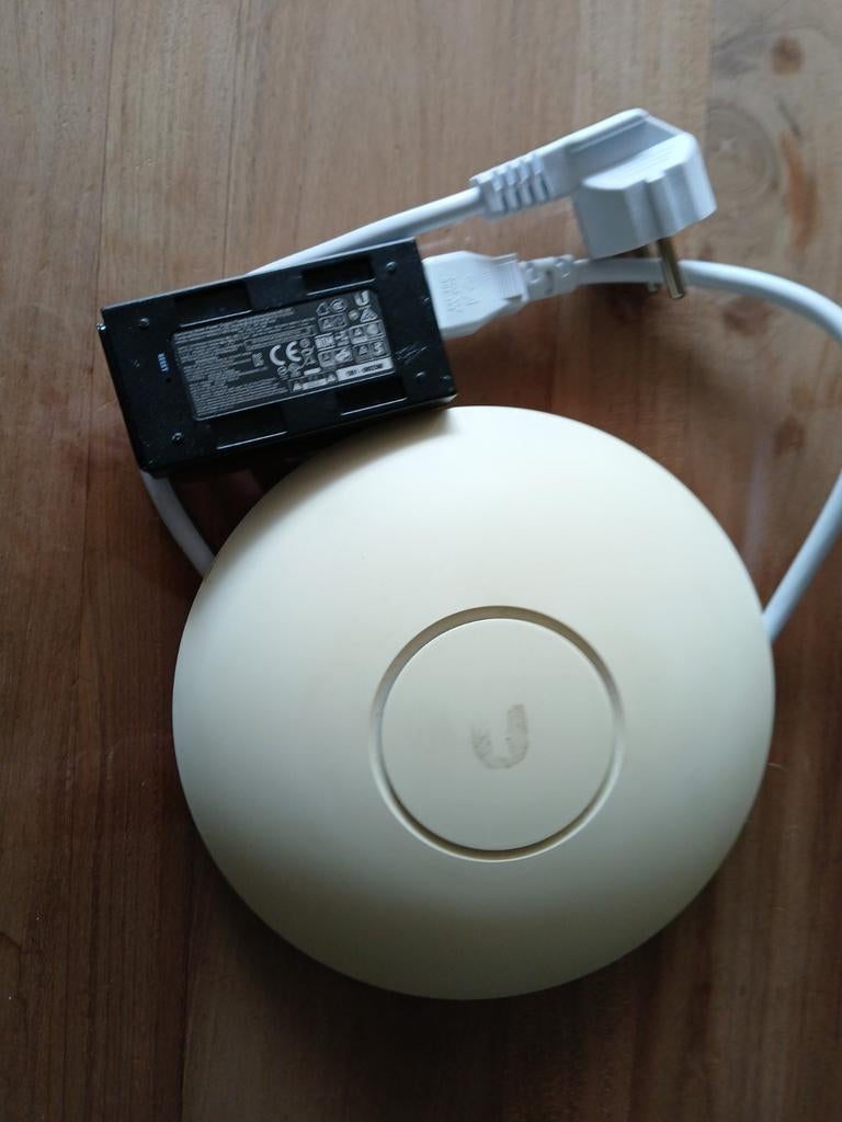 Ubiquiti UniFi AP AC LR met PoE voeding (verkleurd), Computers en Software, Accesspoints, Ophalen of Verzenden, Gebruikt, Ubiquiti