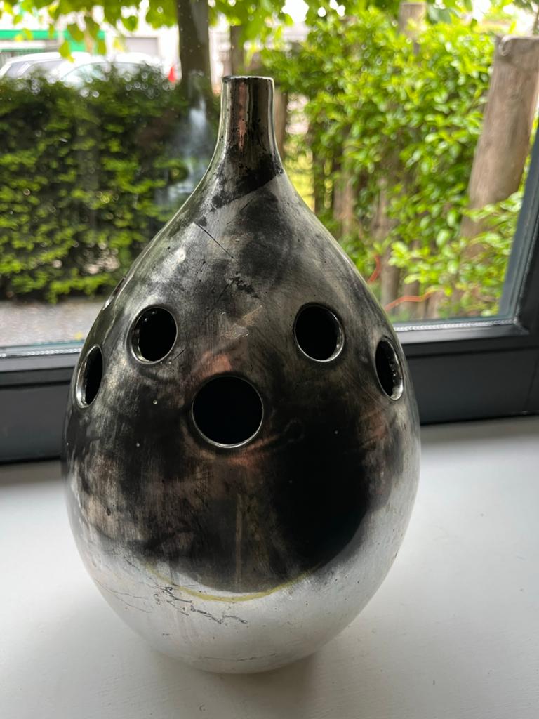 Moderne Zilverkleurige Vaas met Gaten - Uniek Design, Antiek en Kunst, Antiek | Vazen, Ophalen of Verzenden