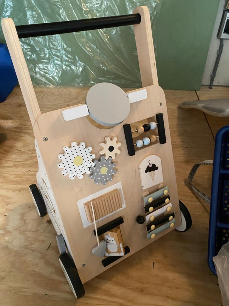 Houten loopwagen met activiteitenbord, Kinderen en Baby's, Speelgoed | Houten speelgoed, Ophalen of Verzenden, Zo goed als nieuw