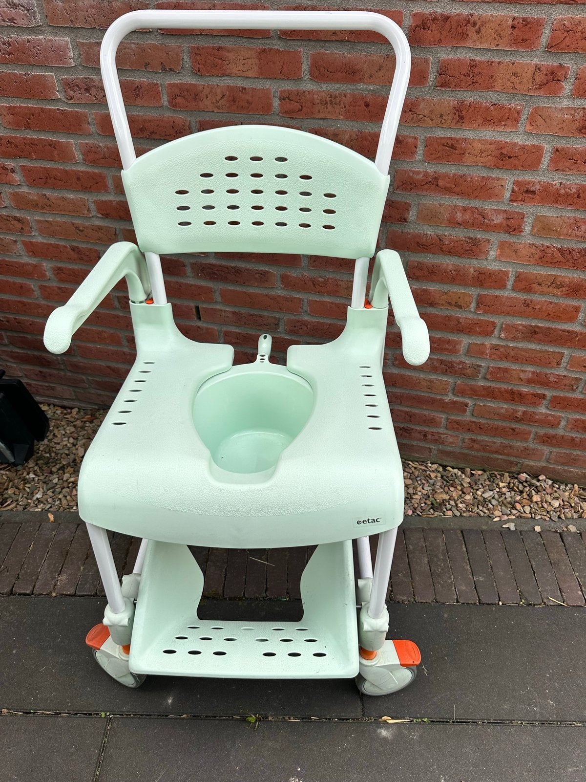 Etac douchestoel op wielen, Ophalen