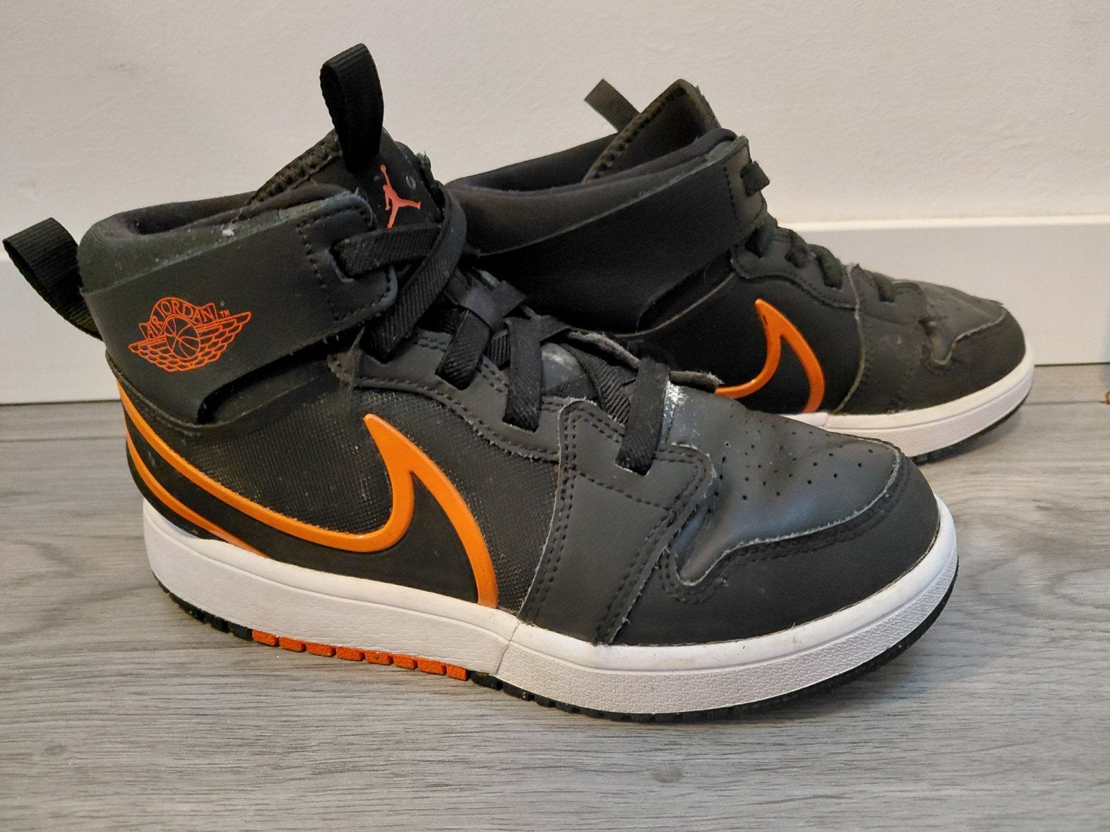 Jordan sneakers zwart/oranje - Maat 35, Kinderen en Baby's, Gebruikt, Sportschoenen, Ophalen of Verzenden, Jordan