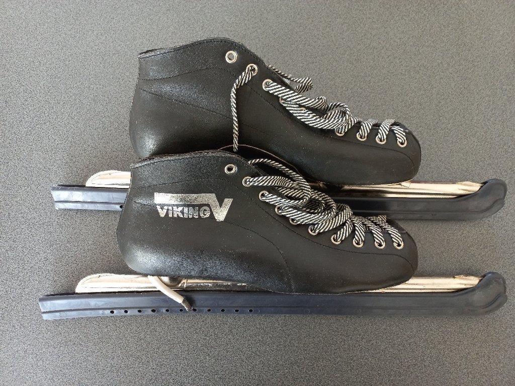 Twee paar schaatsen (noren) en slijpapparaat, Ophalen, Viking, Gebruikt, Noren