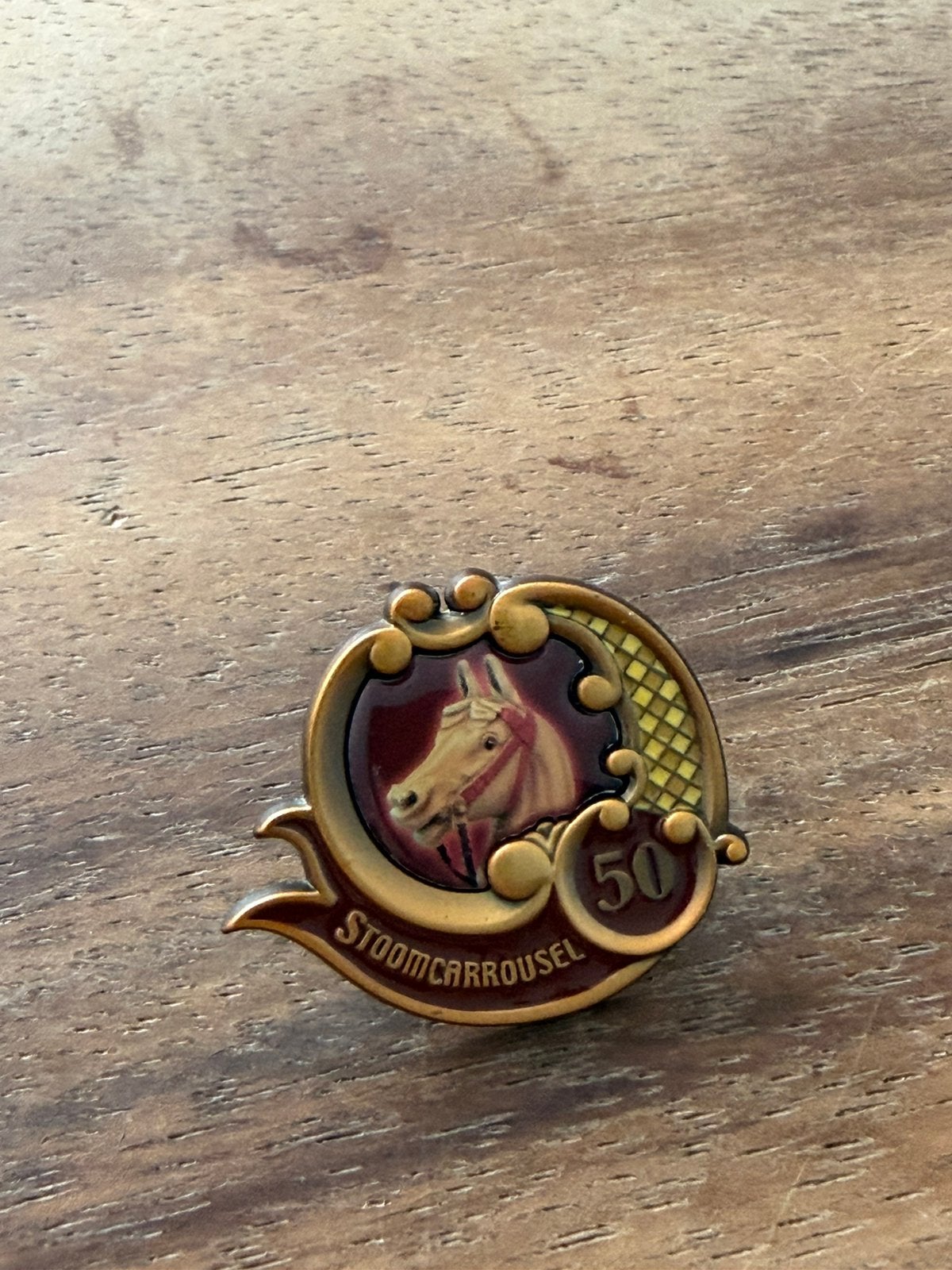 Efteling jubileum pin 50 jaar Stoomcaroussel, Ophalen of Verzenden, Zo goed als nieuw, Button of Speldje