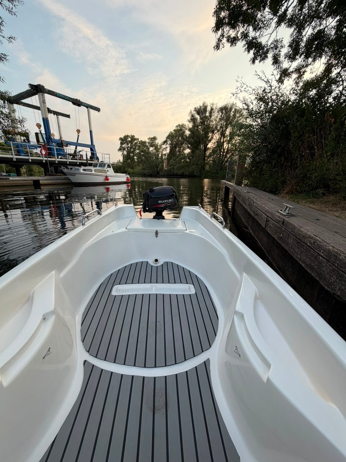 Stijlvolle consoleboot met Suzuki buitenboordmotor 5pk, Watersport en Boten, Motorboten en Motorjachten, Overige merken, Gebruikt