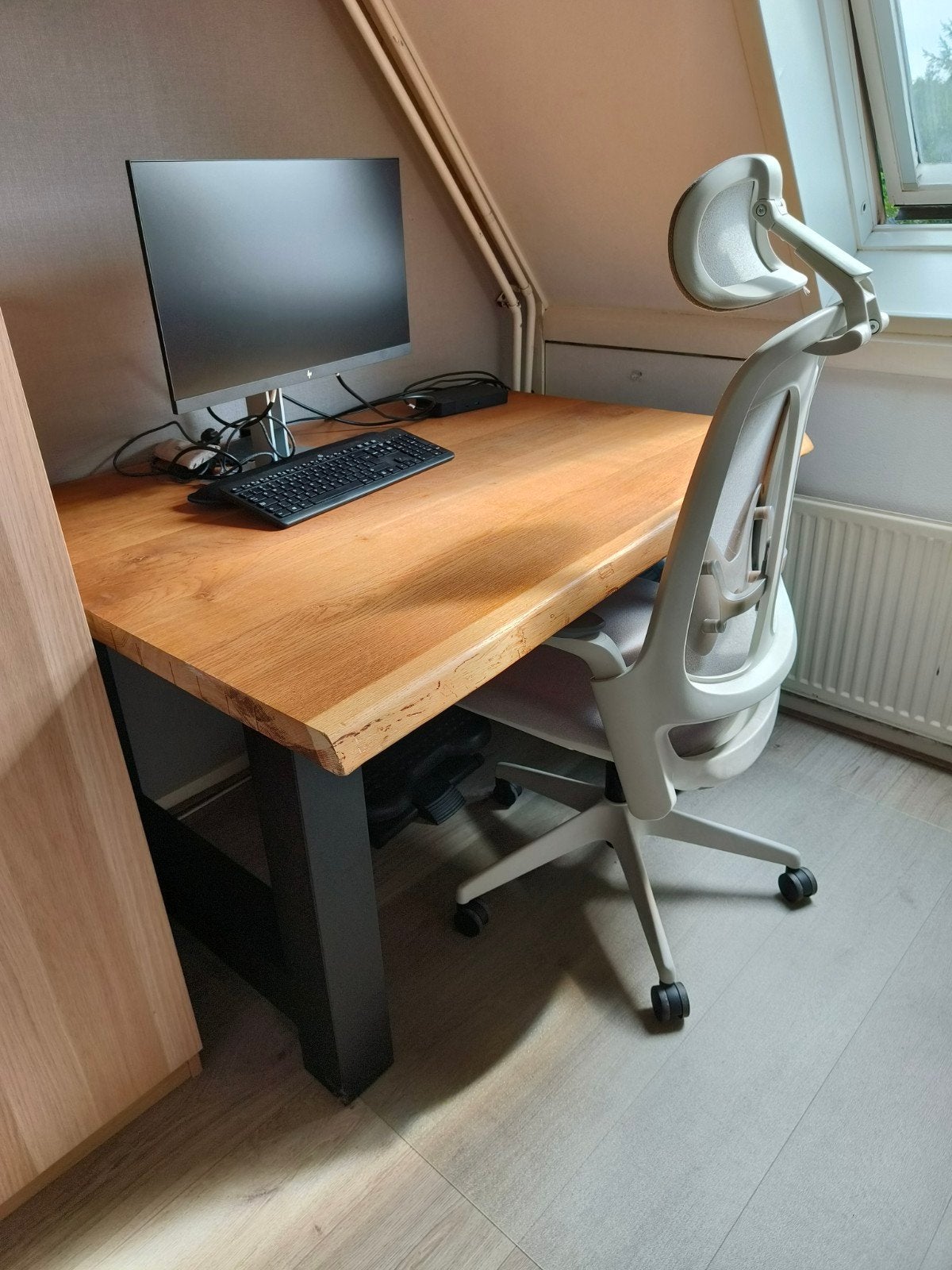 Stevig houten bureau met metalen poten., Ophalen, Gebruikt, Hout, Bruin