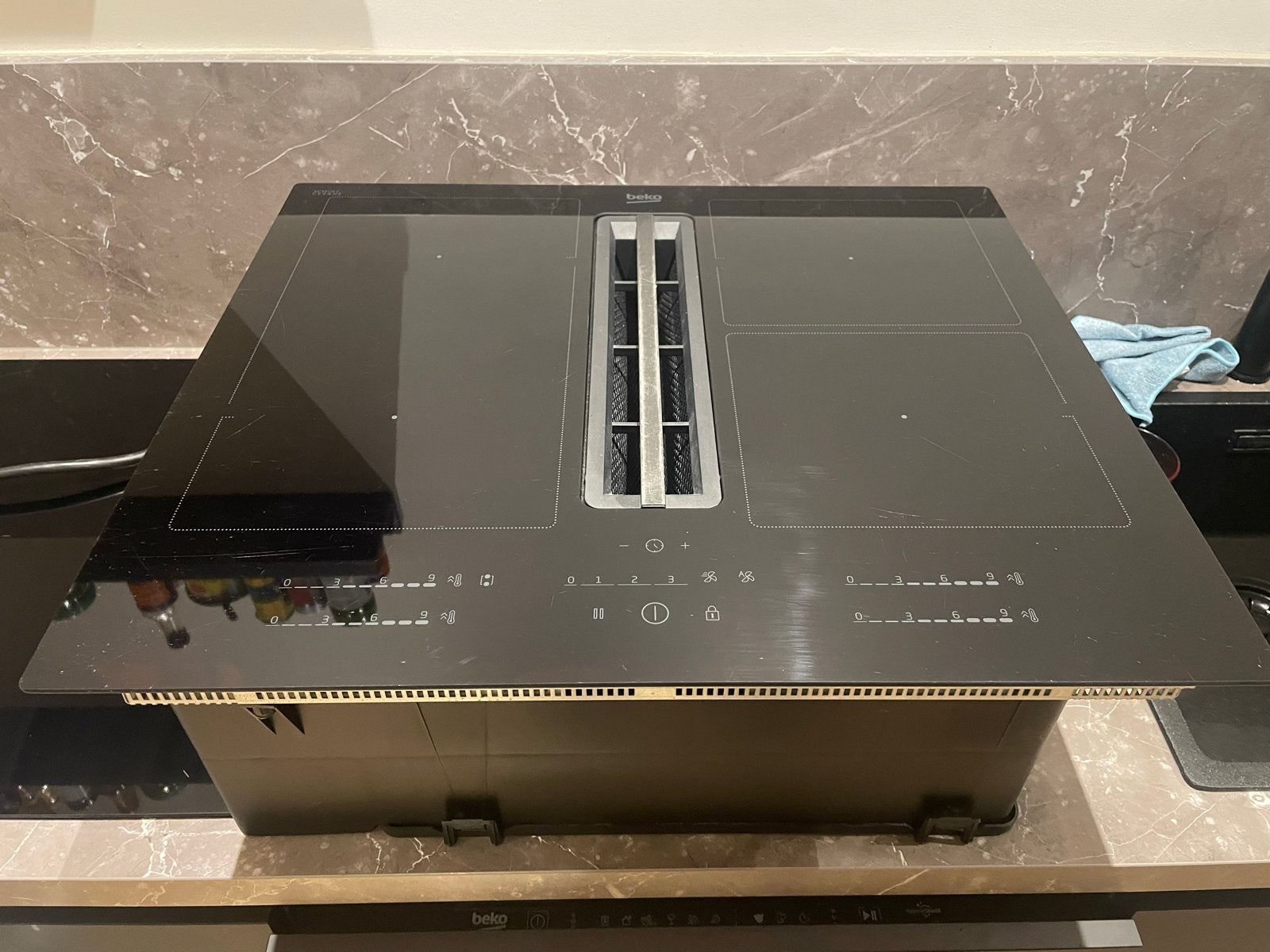Defecte Beko HIXI 64700 UF Inductiekookplaat met afzuig, Ophalen, Minder dan 85 cm, 60 cm of meer, 4 kookzones