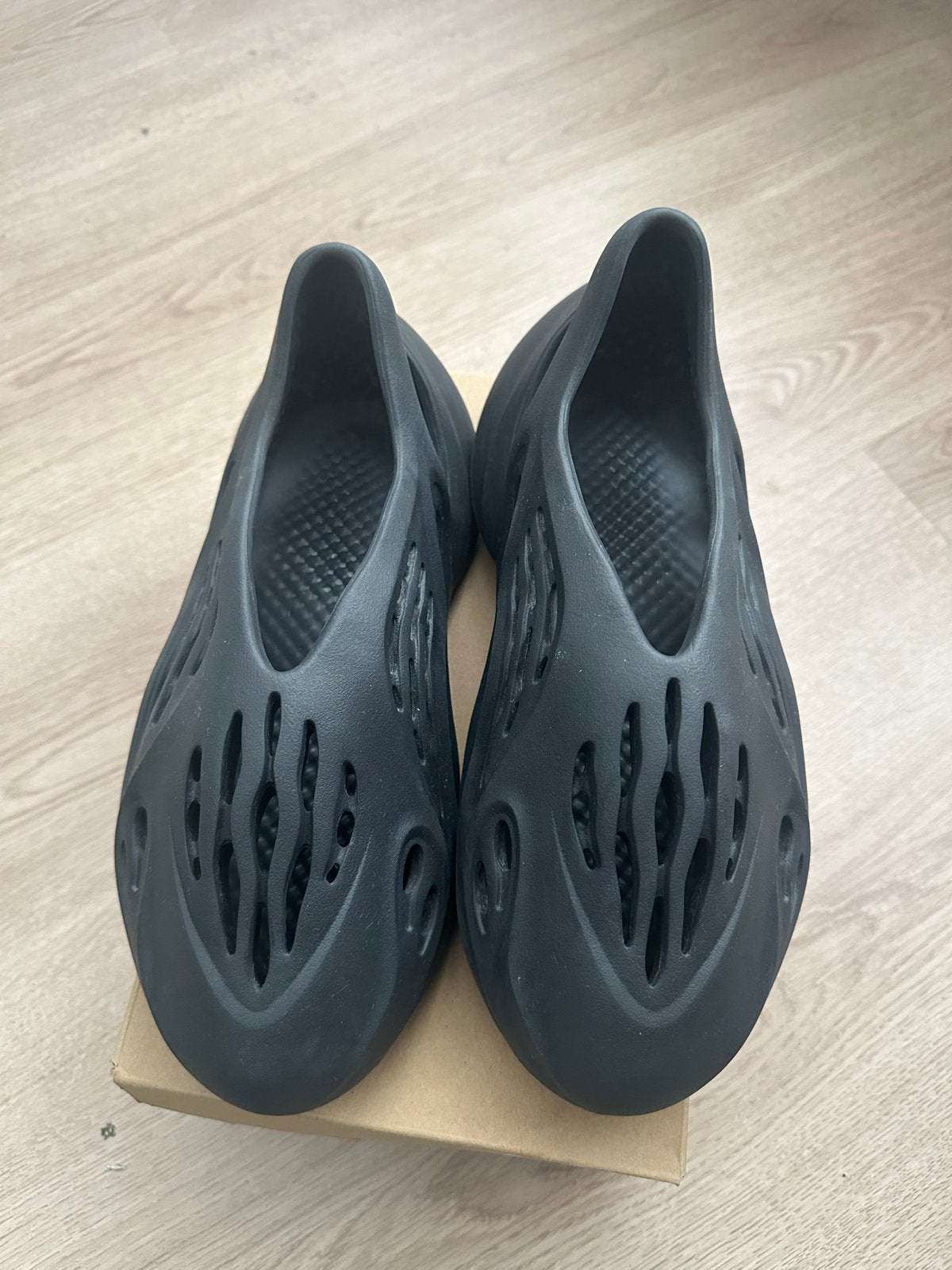 Yeezy Foam Runner Onyx - Maat 43, Slippers, Zwart, Nieuw, Ophalen of Verzenden