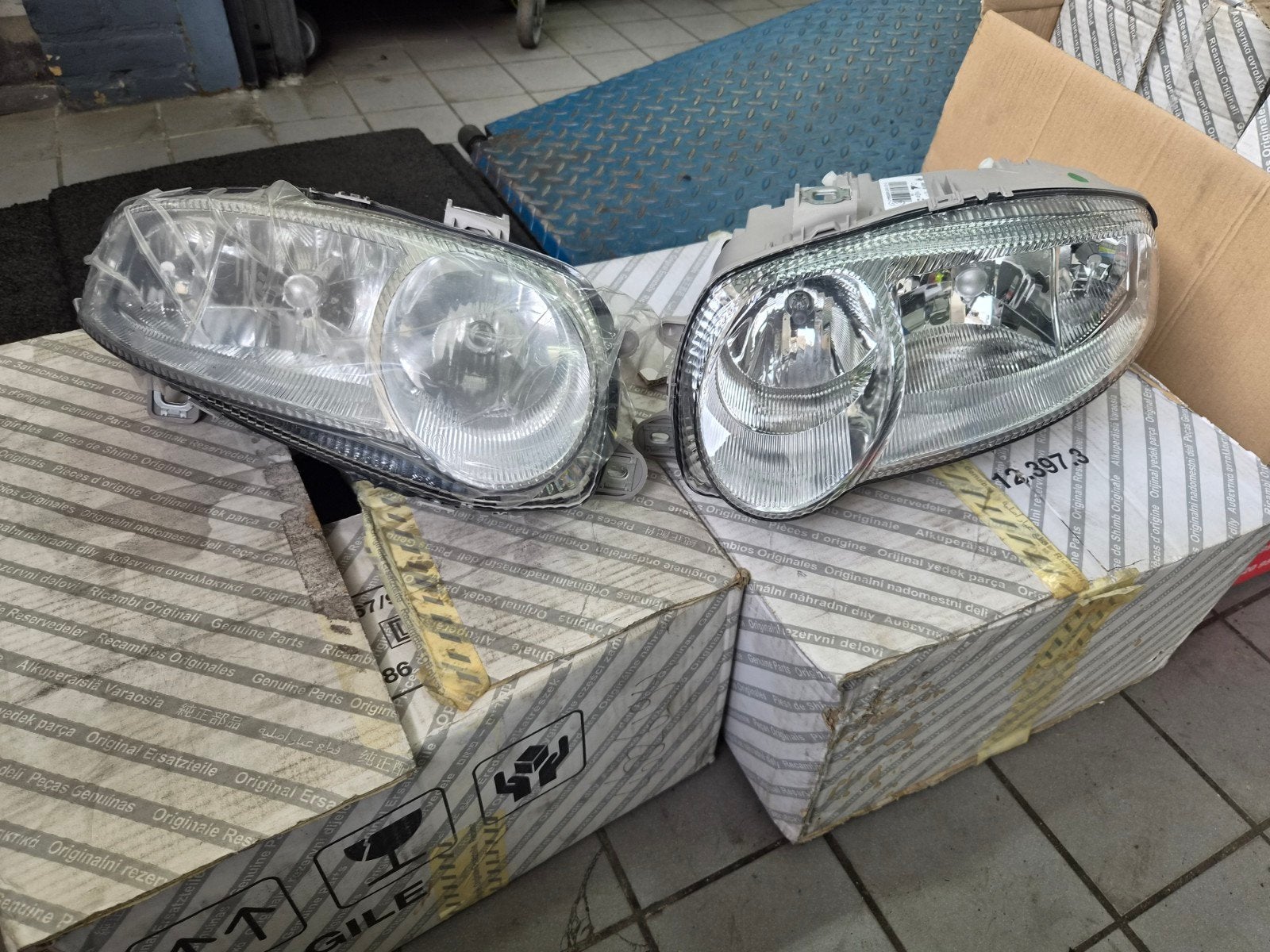 Set ongebruikte koplampen Alfa Romeo 147 (eerste type), Ophalen of Verzenden, Nieuw, Alfa Romeo