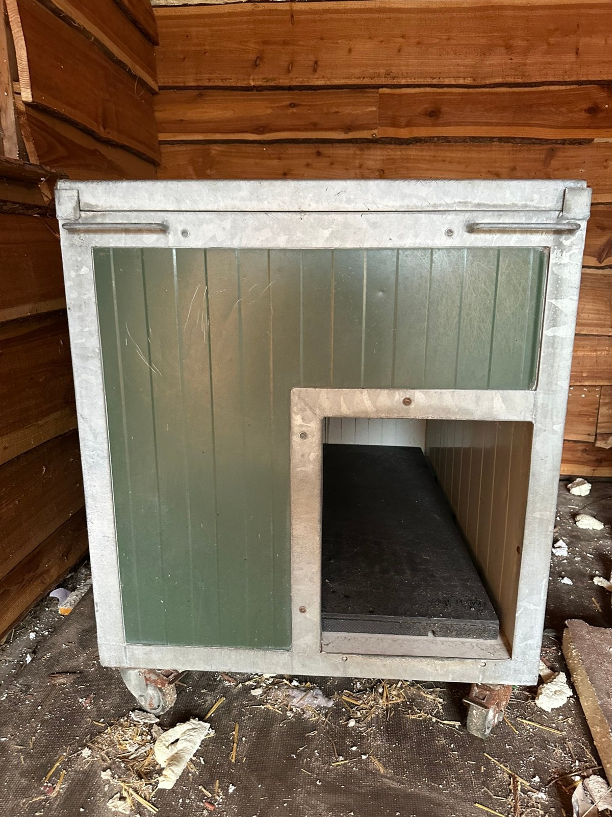 2x Geïsoleerde hondenkennel / nachtkennel op wielen, Dieren en Toebehoren, Hondenhokken, Ophalen of Verzenden, Zo goed als nieuw