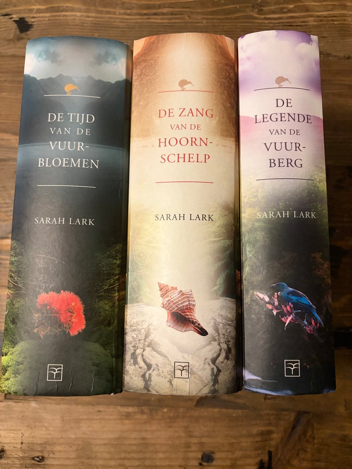 Sarah Lark Trilogie: De Vuurbloemen / Rata Sation, Ophalen of Verzenden, Zo goed als nieuw, Wereld overig