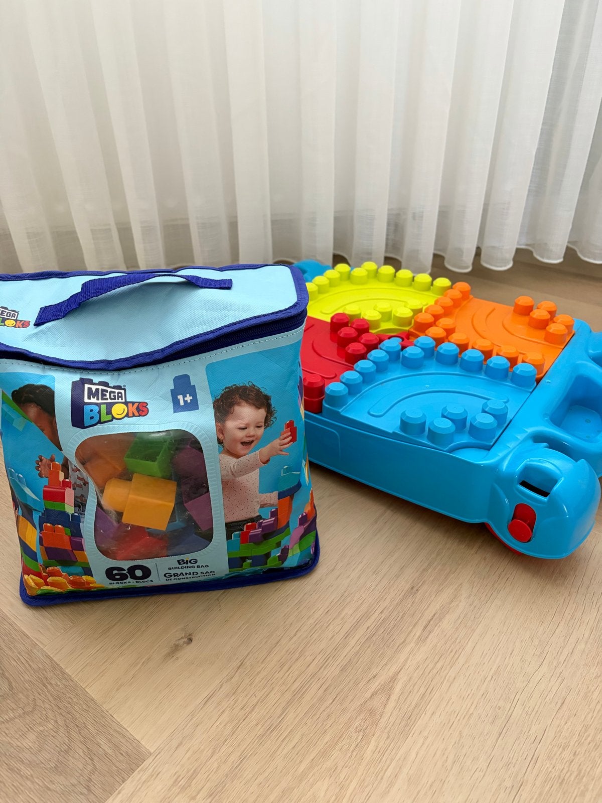 Mega Bloks met tafel - Zeer goede staat, Kinderen en Baby's, Speelgoed | Bouwstenen, Ophalen, Zo goed als nieuw, Megabloks