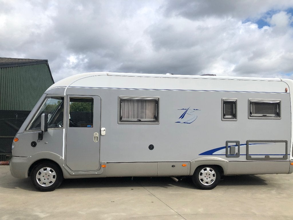 Foto 5 van AUTOMAAT Burstner i690 Elegance LAAG VASTBED 84.000km MOOI!!