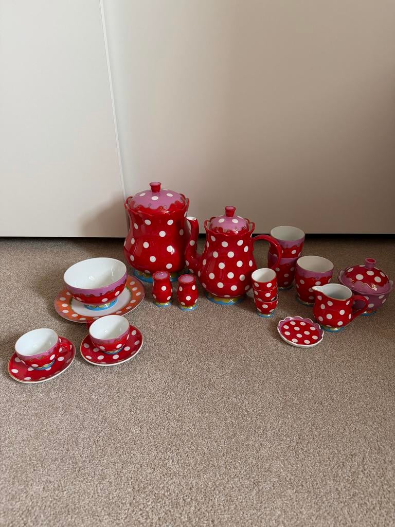Rood met witte stippen servies set oilily, Huis en Inrichting, Keuken | Servies, Keramiek, Ophalen of Verzenden, Zo goed als nieuw