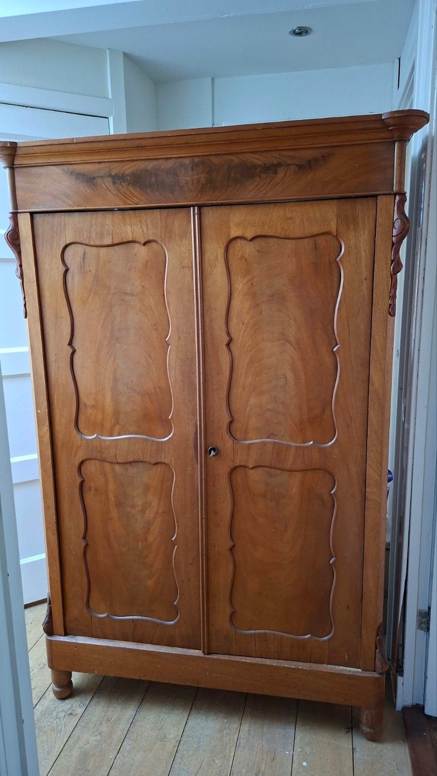 Biedermeier meidenkast linnenkast, Ophalen